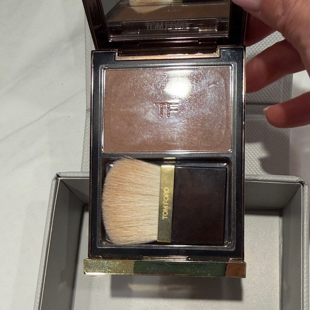 Tom Ford translucent finishing powder in 04 sable voile with Brush